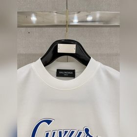 Balenciaga： модная и лаконичная футбол