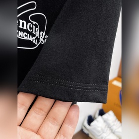 Balenciaga С тремя логотипами Новинк
