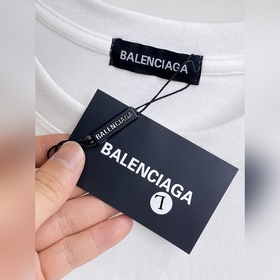 Balenciaga С тремя логотипами Новинк