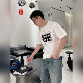 Balenciaga： модная футболка с круглым