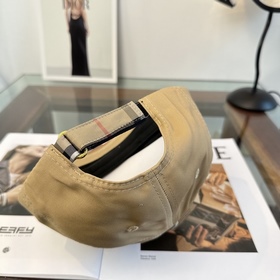 На официальном сайте Burberry одноврем