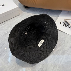 Новая соломенная шляпа от CELINE из ра