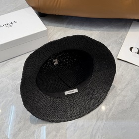 Новая соломенная шляпа от CELINE из ра