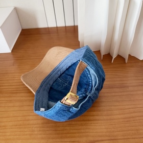 CELINE — новая бейсболка в стиле ретро