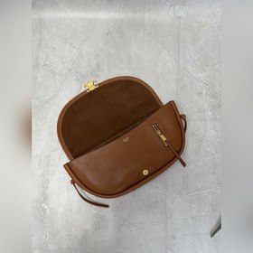 Сумка Halfmoon Soft Triomphe в форме п