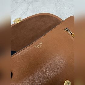 Сумка Halfmoon Soft Triomphe в форме п