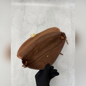Сумка Halfmoon Soft Triomphe в форме п
