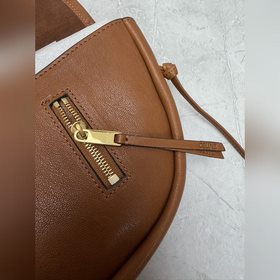 Сумка Halfmoon Soft Triomphe в форме п