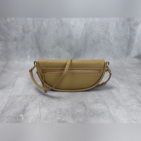 Сумка Halfmoon Soft Triomphe в форме п