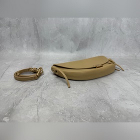 Сумка Halfmoon Soft Triomphe в форме п