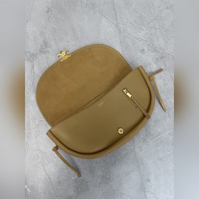 Сумка Halfmoon Soft Triomphe в форме п