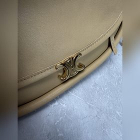 Сумка Halfmoon Soft Triomphe в форме п
