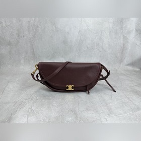 Сумка Halfmoon Soft Triomphe в форме п