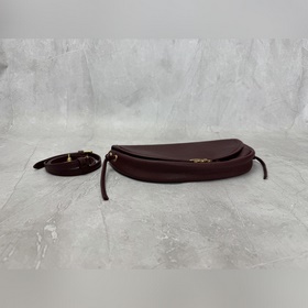 Сумка Halfmoon Soft Triomphe в форме п