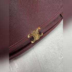 Сумка Halfmoon Soft Triomphe в форме п