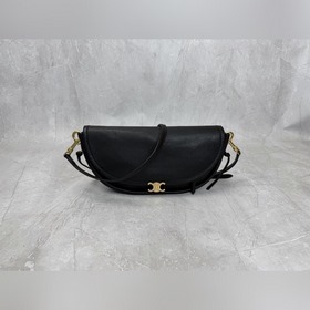 Сумка Halfmoon Soft Triomphe в форме п