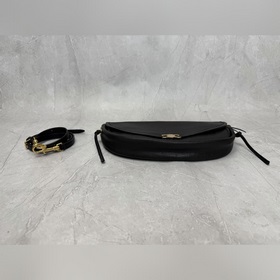 Сумка Halfmoon Soft Triomphe в форме п
