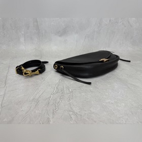 Сумка Halfmoon Soft Triomphe в форме п