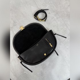 Сумка Halfmoon Soft Triomphe в форме п