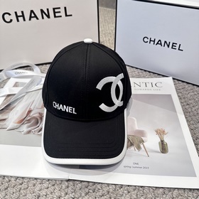 CHANEL — новая бейсболка с лаконичной