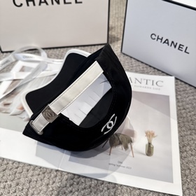 CHANEL — новая бейсболка с лаконичной 