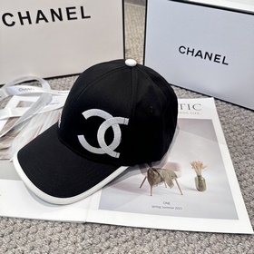 CHANEL — новая бейсболка с лаконичной 