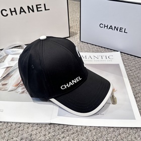 CHANEL — новая бейсболка с лаконичной 