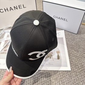CHANEL — новая бейсболка с лаконичной 
