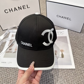 CHANEL — новая бейсболка с лаконичной 