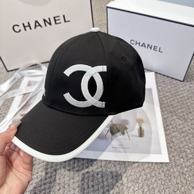 CHANEL — новая бейсболка с лаконичной 