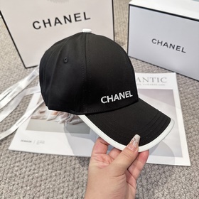 CHANEL — новая бейсболка с лаконичной 