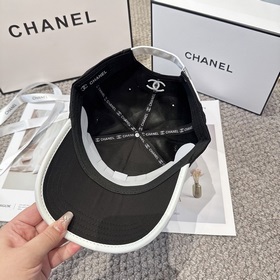 CHANEL — новая бейсболка с лаконичной 