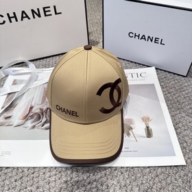 CHANEL — новая бейсболка с лаконичной