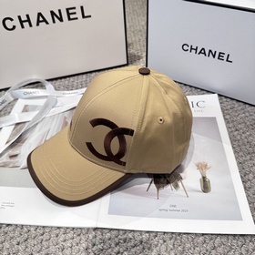 CHANEL — новая бейсболка с лаконичной 