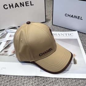 CHANEL — новая бейсболка с лаконичной 