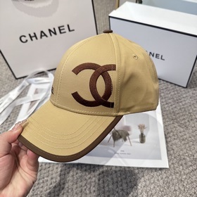 CHANEL — новая бейсболка с лаконичной 