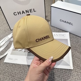 CHANEL — новая бейсболка с лаконичной 