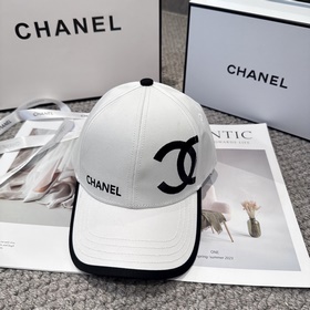 CHANEL — новая бейсболка с лаконичной 