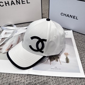 CHANEL — новая бейсболка с лаконичной 