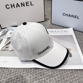 CHANEL — новая бейсболка с лаконичной 