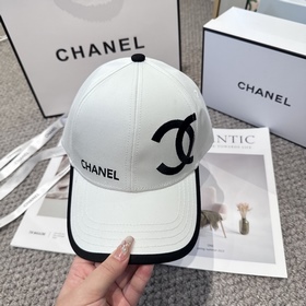 CHANEL — новая бейсболка с лаконичной 