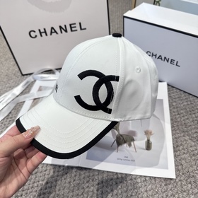 CHANEL — новая бейсболка с лаконичной 
