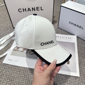 CHANEL — новая бейсболка с лаконичной 