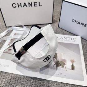 CHANEL — новая бейсболка с лаконичной 