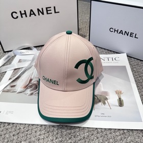 CHANEL — новая бейсболка с лаконичной
