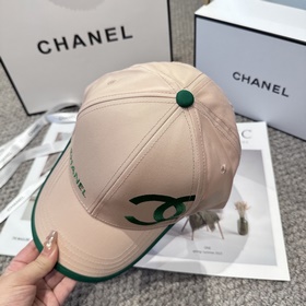 CHANEL — новая бейсболка с лаконичной 
