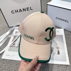 CHANEL — новая бейсболка с лаконичной 