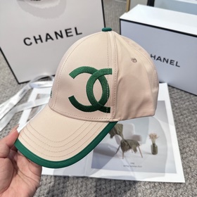 CHANEL — новая бейсболка с лаконичной 