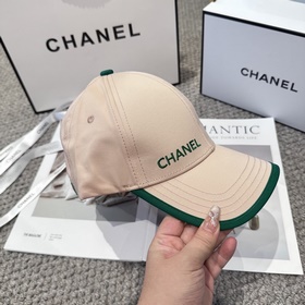 CHANEL — новая бейсболка с лаконичной 
