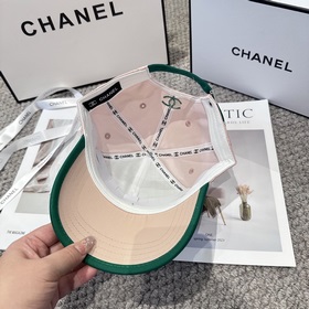 CHANEL — новая бейсболка с лаконичной 